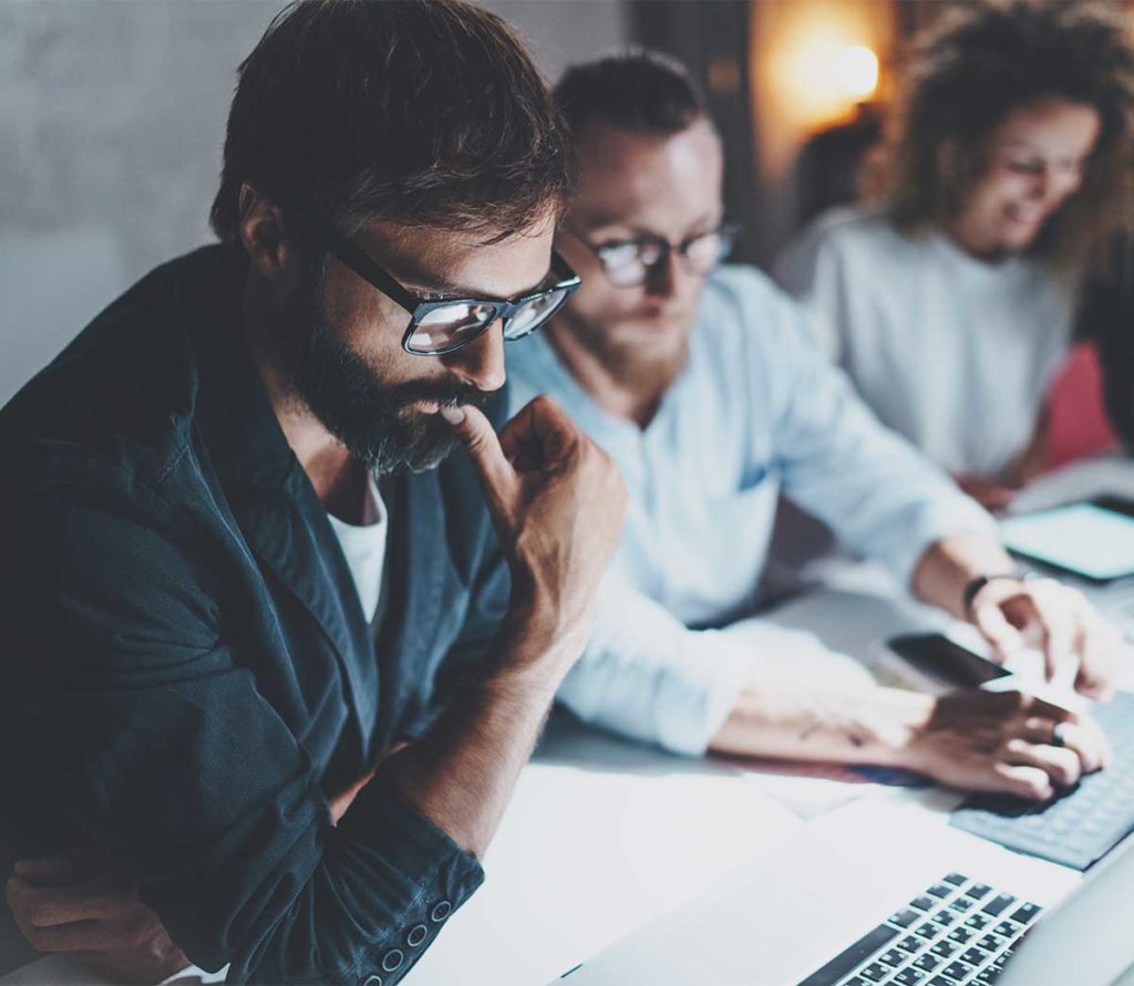 Personen am Schreibtisch